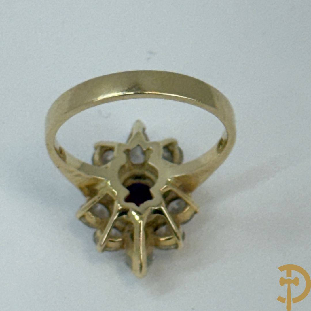 Geelgouden damesring met centrale ovale robijn van 1,53 ct. en 2 peervormige diamanten 0,,43 ct.