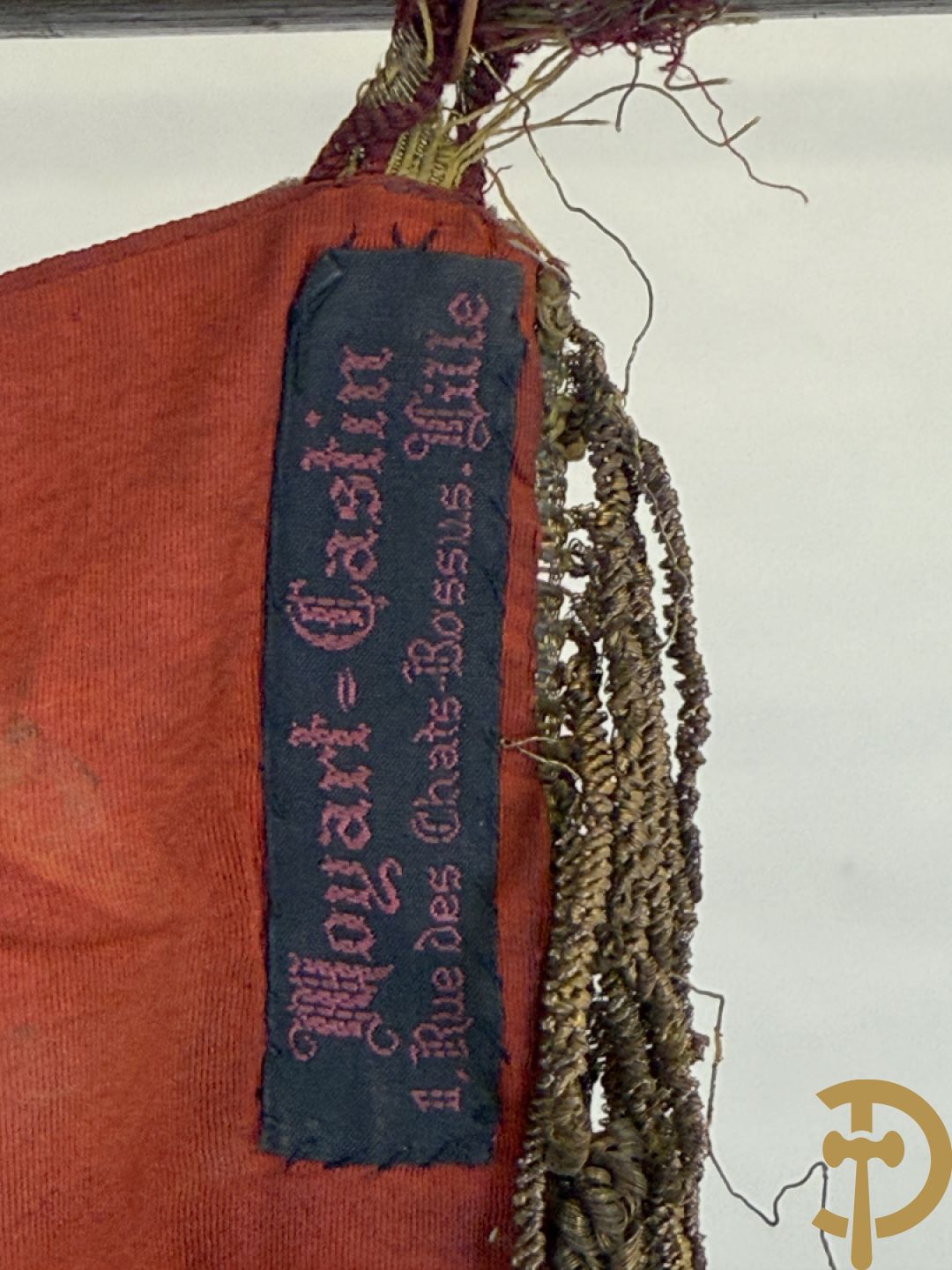 Franse vaandel met gouden gesculpteerde helm bezet bovenaan, Parti Socialiste S.F.I.O. Comité Jean Jaures Lille, gemerkt Fabriqué de Drapeaux de Societés Insignes Moyart-Castin, 3 Rue des Chats Bossus Lille