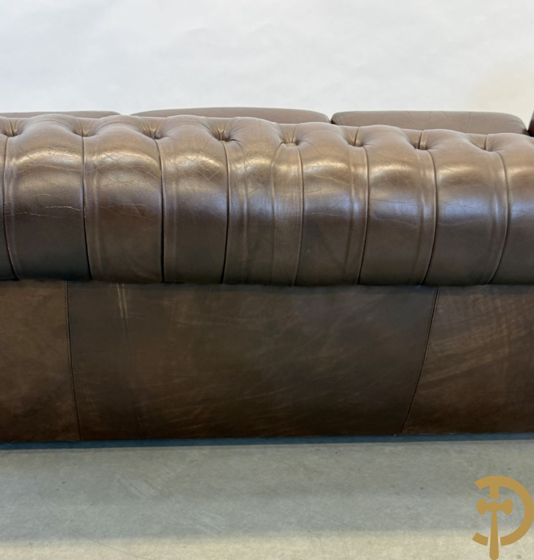 Bruin lederen driezit en club chesterfield