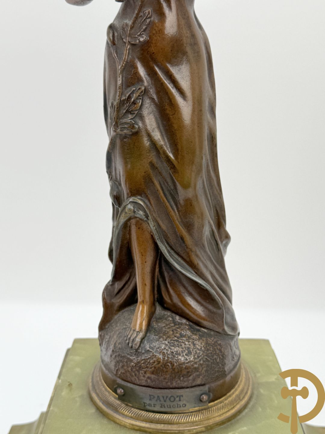 Driedelige zamak garnituur met dame Pavot met bloemen op uurwerk, Rucho getekend, geflankeerd door paar kandelaars