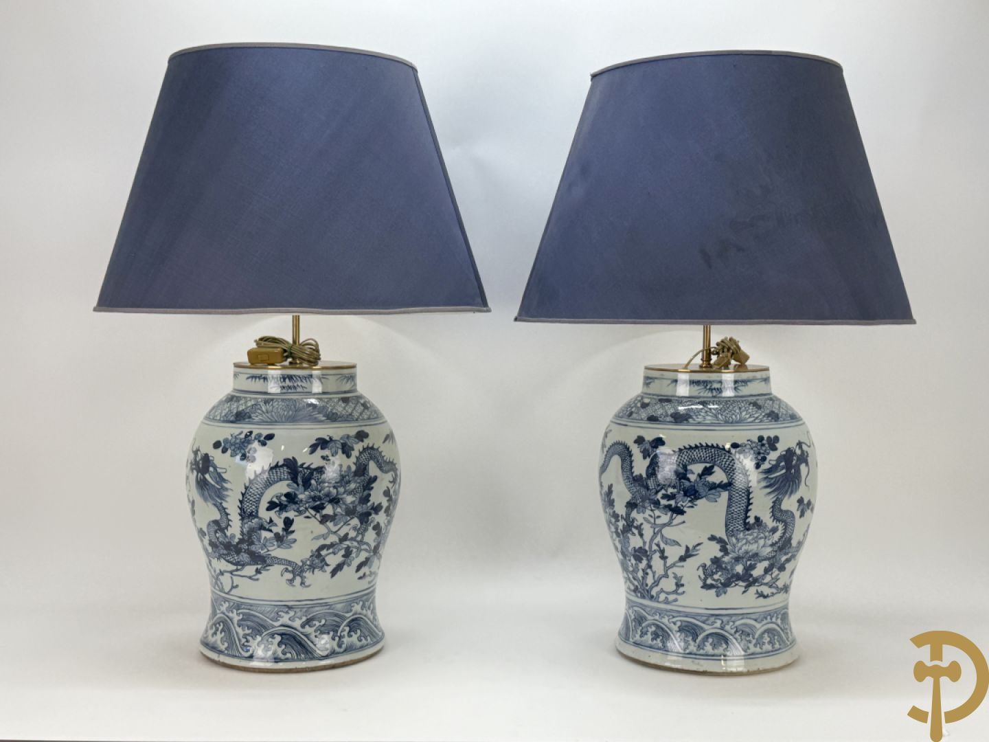 Paar Chinese blauw/witte porseleinen dekselvazen gedecoreerd met draken en bloemenmotieven, als lampadaire omgebouwd