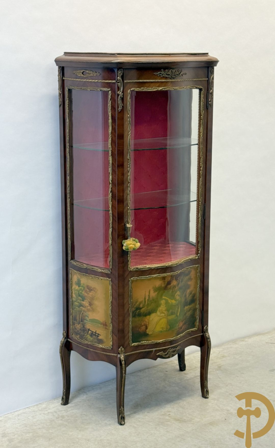 Notelaren gebombeerde Louis XV vitrine met handbeschilderde romantische taferelen en bezet met bronsbeslag