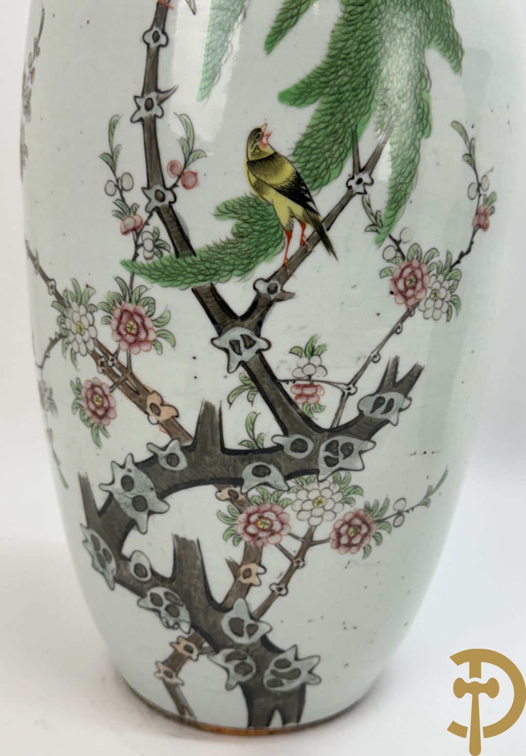 Chinese porseleinen vaas met decor van takken en vogels + Chinese porseleinen vaas met bloemendecor