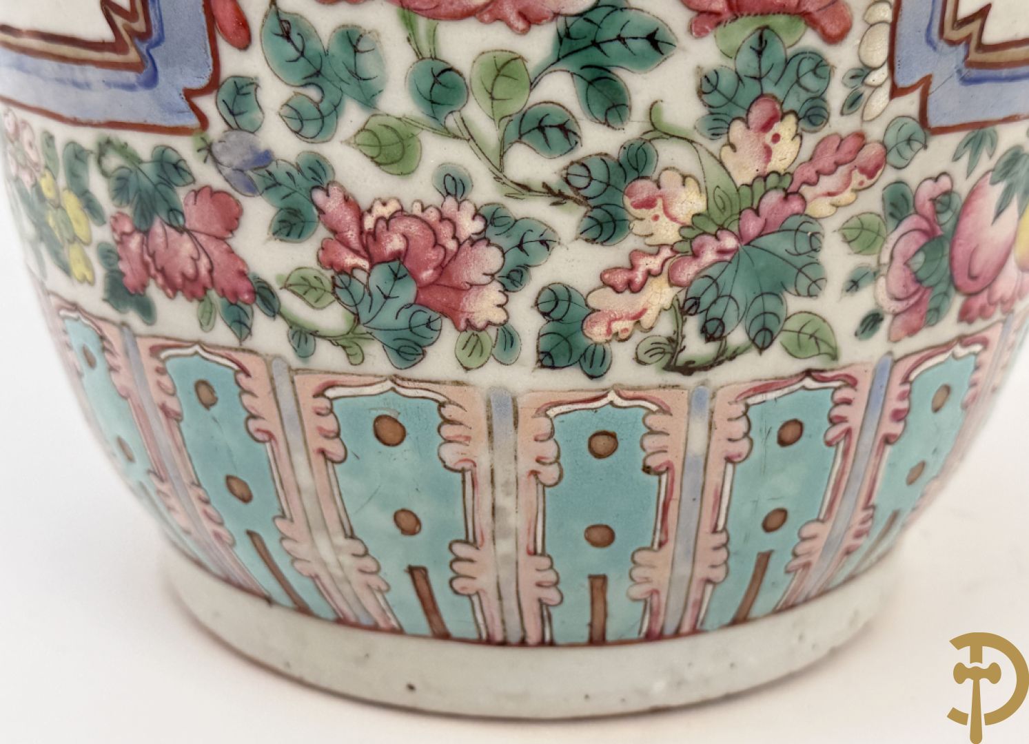 Chinese porseleinen vaas met geanimeerd decor en fond van bloemen, Kanton 19e