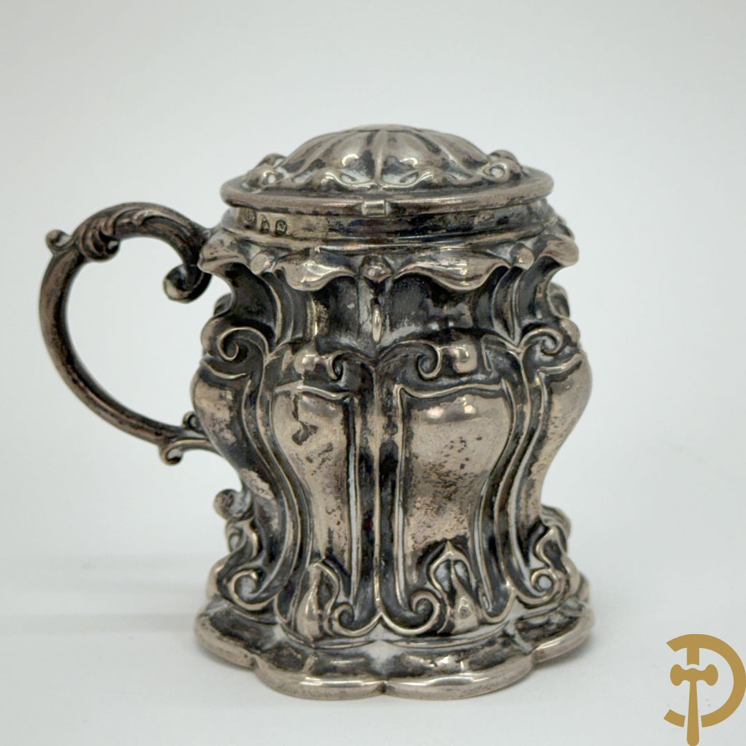 Massief zilveren collectenbus, 2 statieplakkettes, 2 slotjes van boek, wapenschild, penning