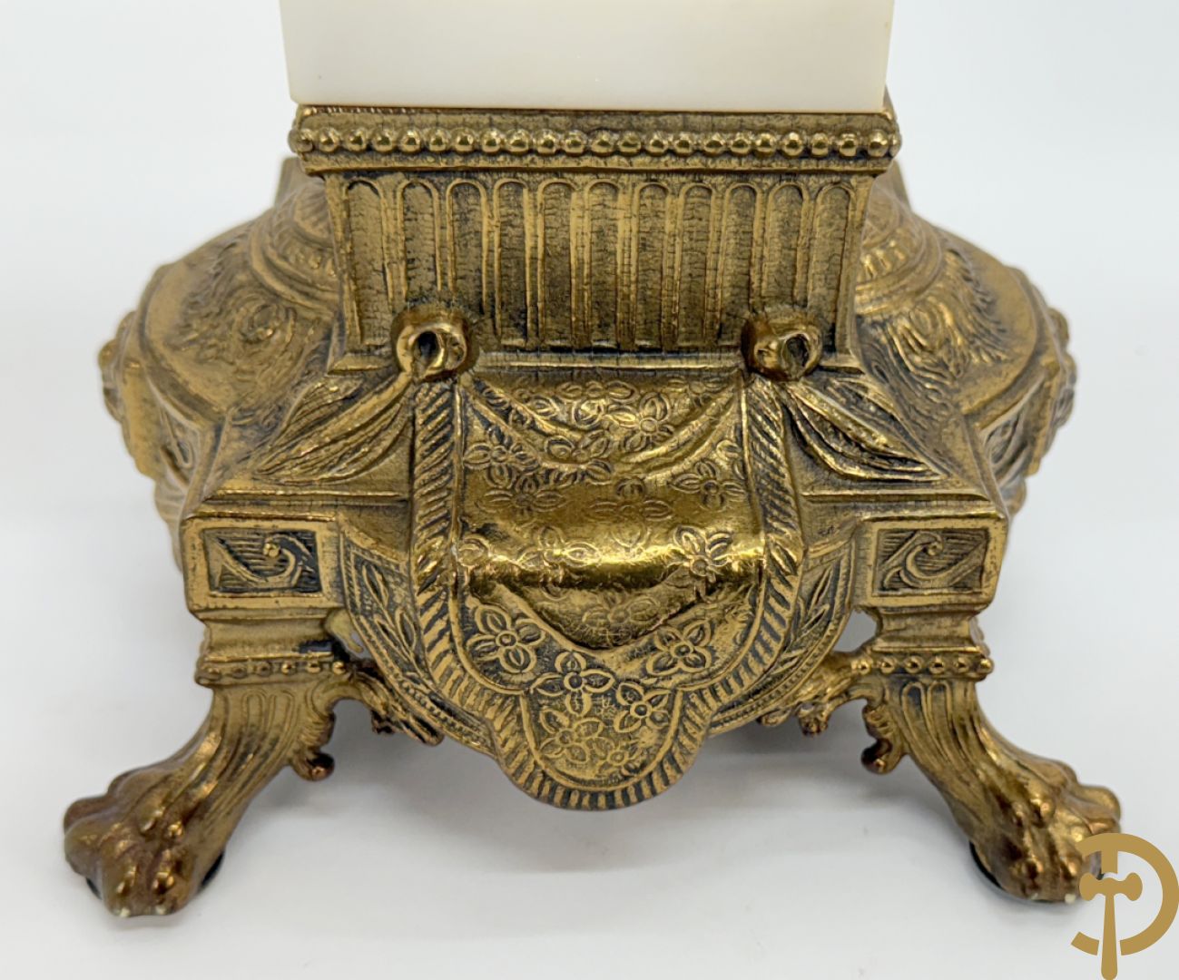 Driedelige koperen garnituur, centraal met harp geflankeerd door paar cupido