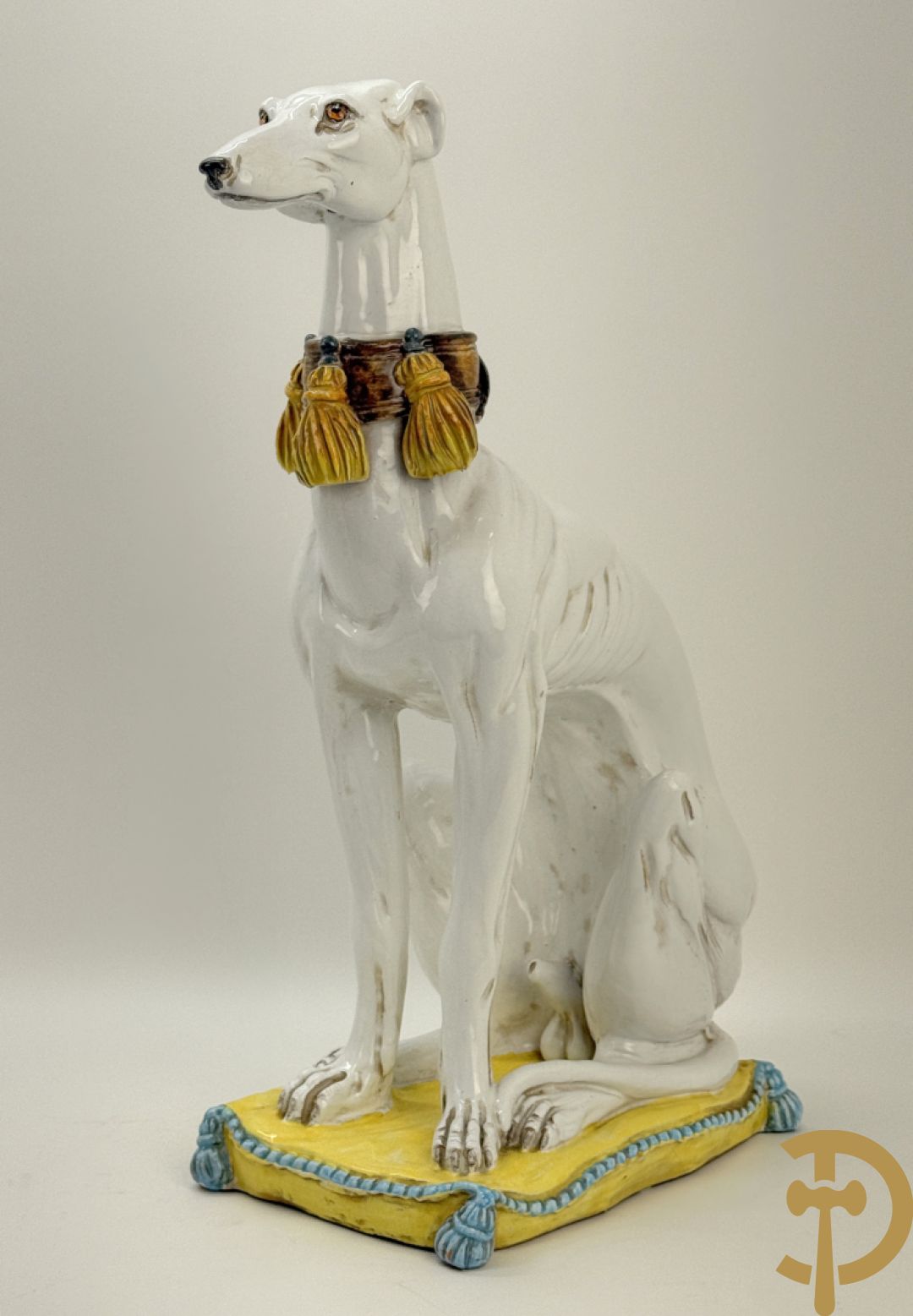 Italiaanse keramieken neergezeten witte windhond op kussen