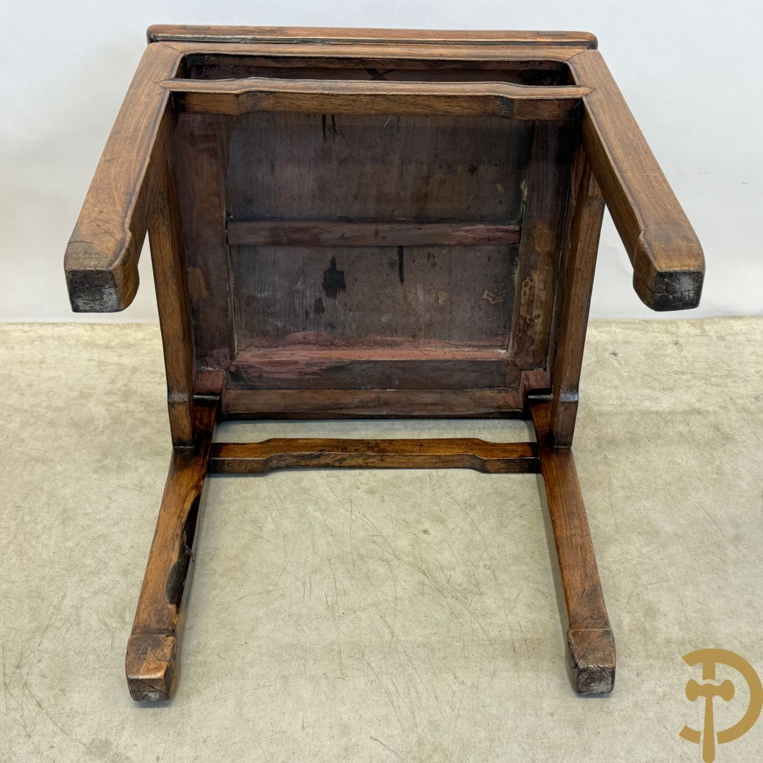 Twee hardhouten Chinese bijzettafels + salontafel