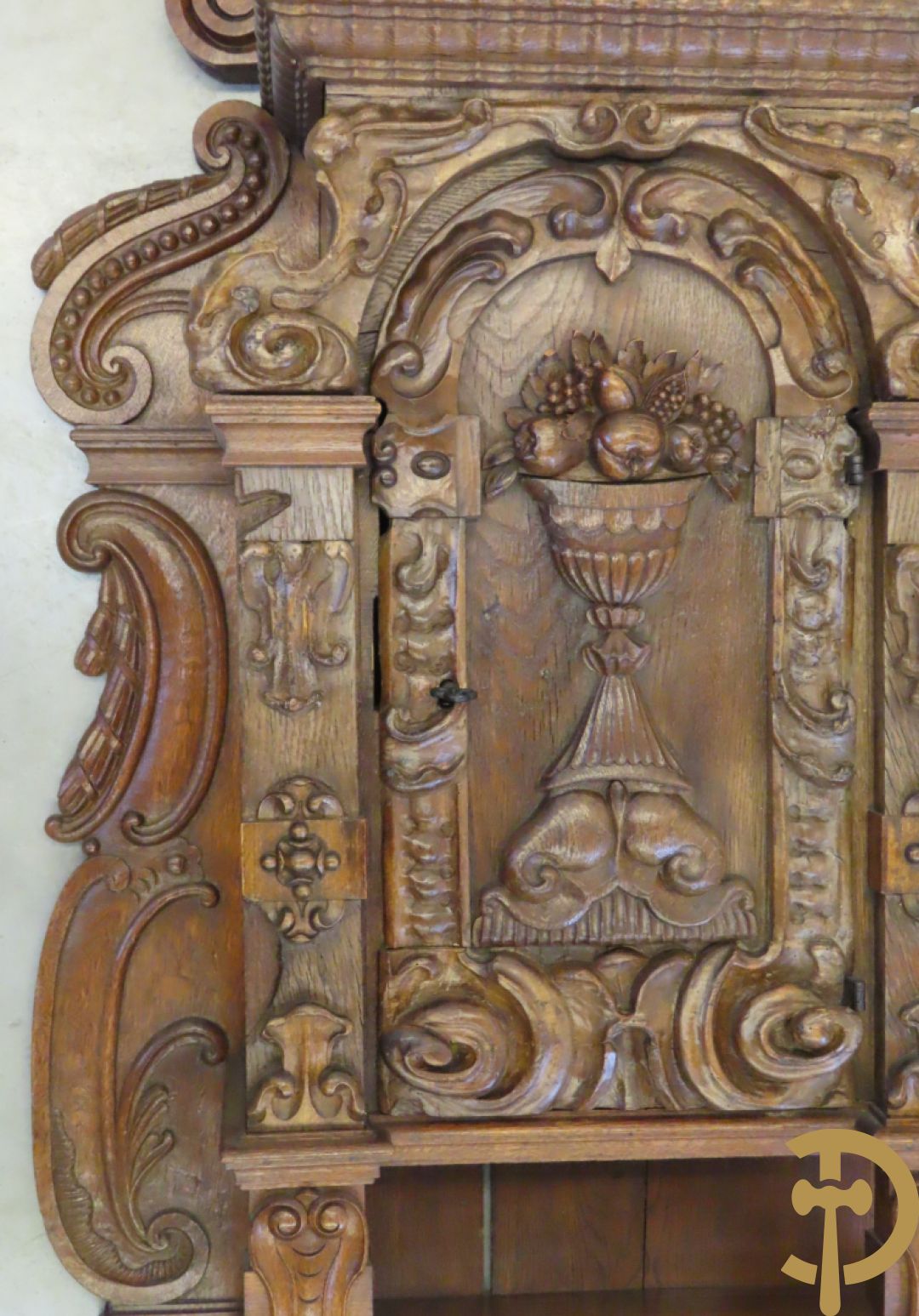 Massief eiken hangtabernakel + religieus brocaat