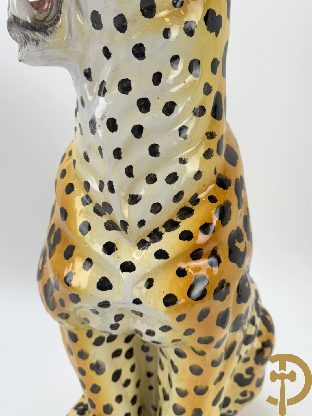 Vintage luipaard in meerkleurig geglazuurde faience met opengesperde bek