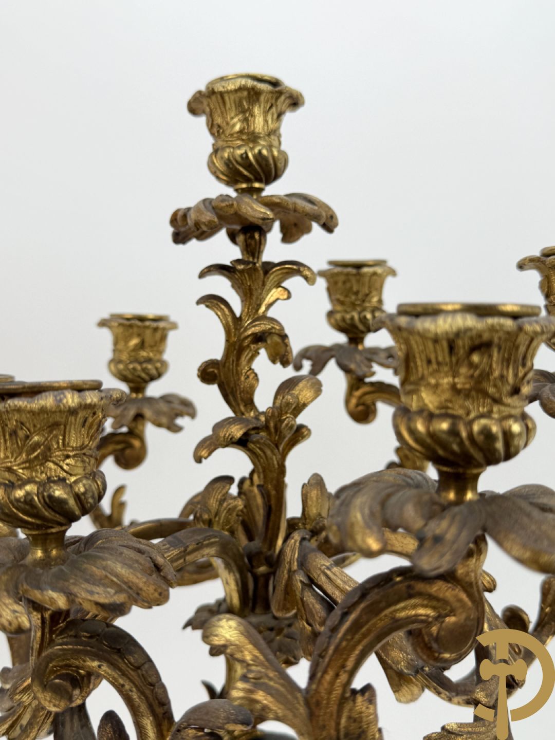 Bronzen cupido dragende een zevenarmige kandelaar