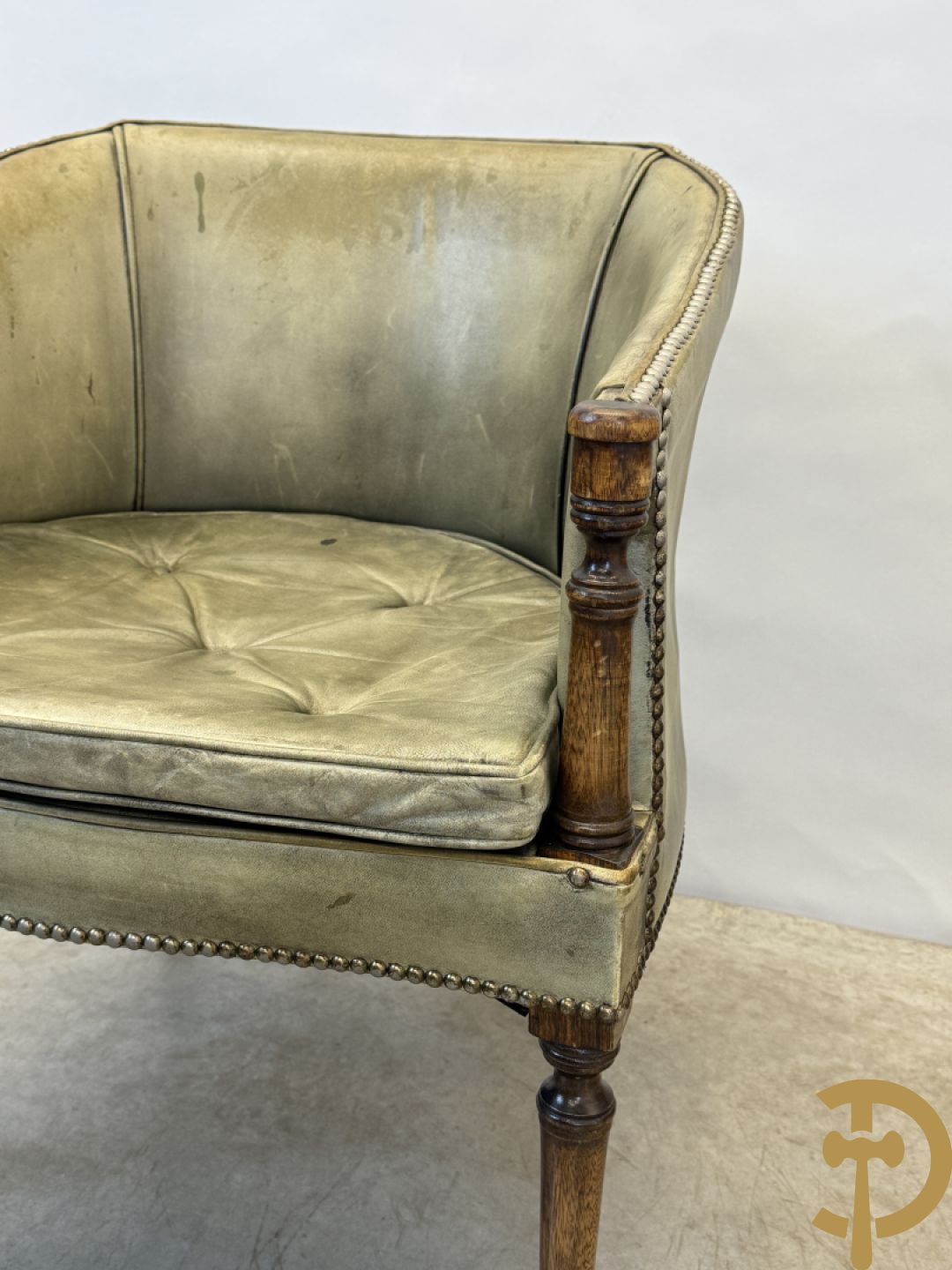 Twee kuipvormige lederen bergères