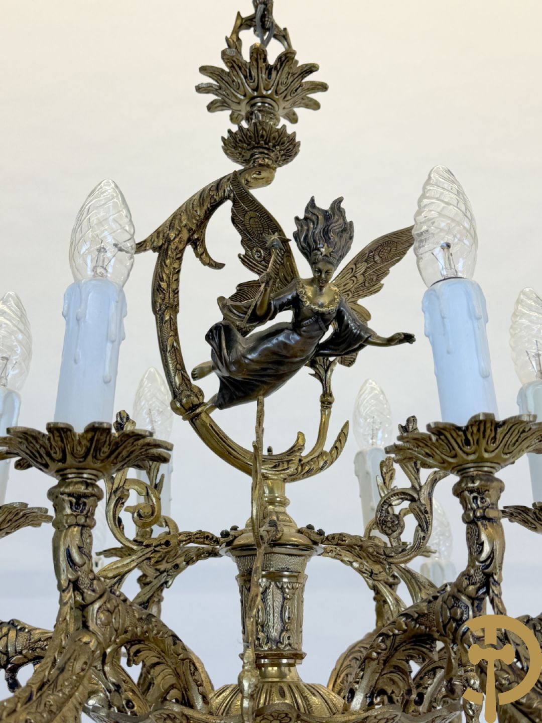 Bronzen vergulde luchter met gevleugelde fee en 12 armen + paar 3 armige applieken