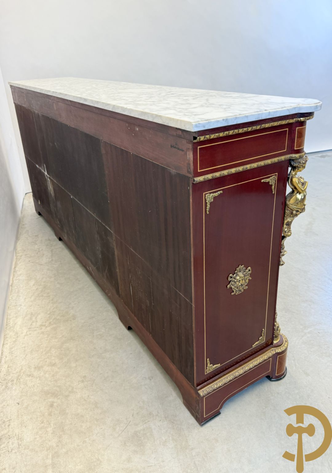 Notelaren vierdeursdressoir met 3 laden, gemarketteerde bloementaferelen en ovale bronzen plakkettes - zijdelings met damesfiguren - bovenaan met wit marmeren blad