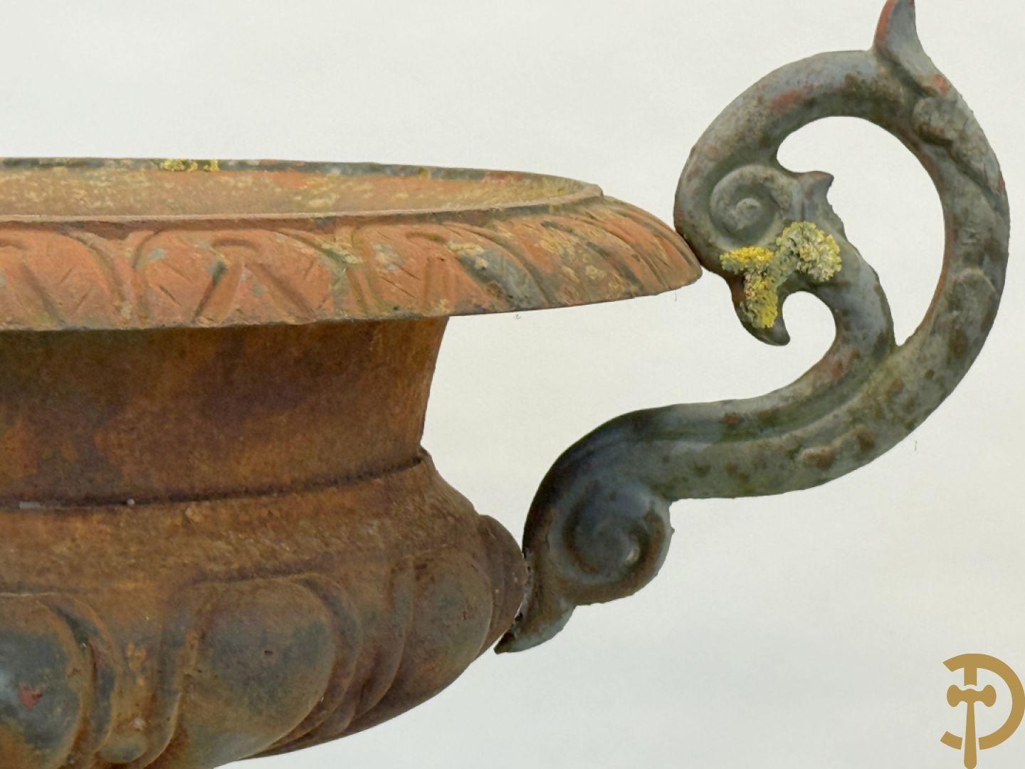 Gietijzeren amfoor met 2 oren op sokkel