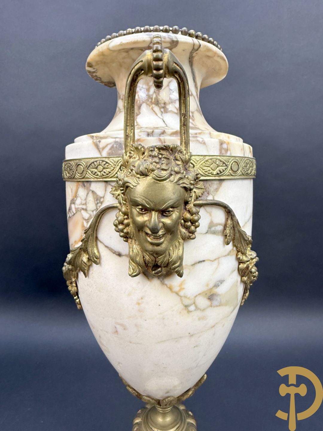 Paar marmeren cassolettes met hermenhoofden en guirlandes