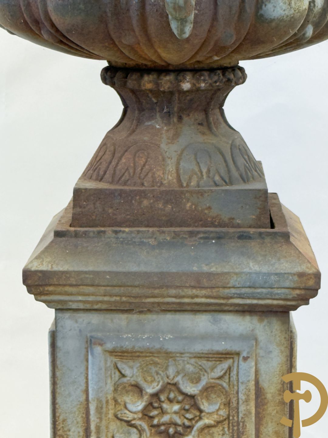 Gietijzeren amfoor met 2 oren op sokkel