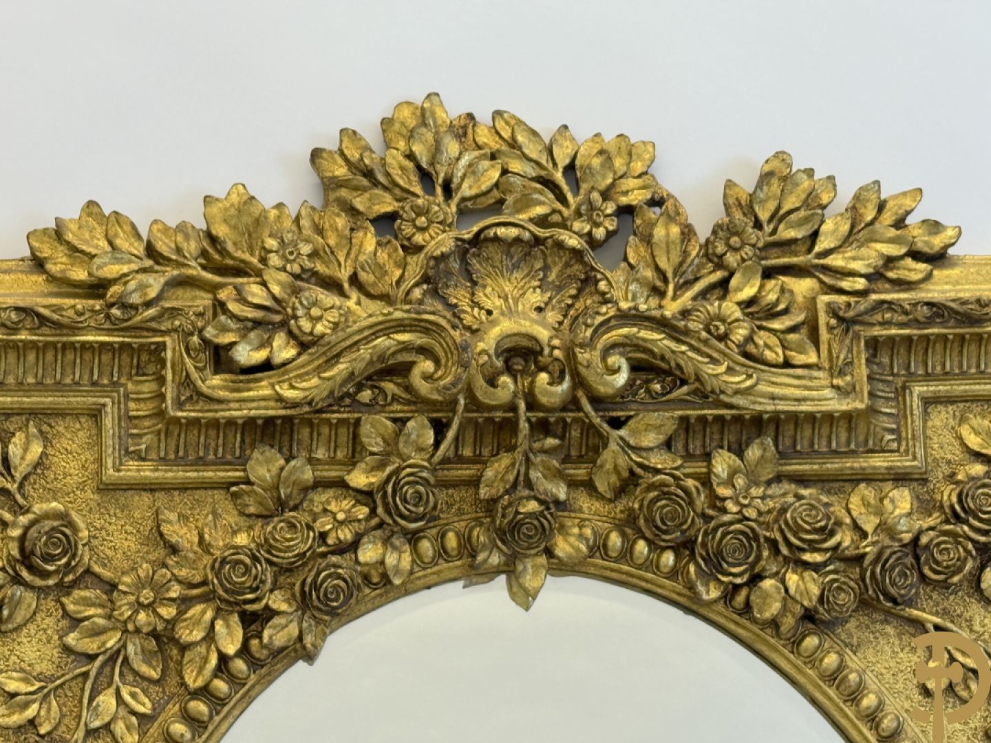 Vergulde lijst met bloemenguirlandes en accanthusranken, binnenin met ovale geslepen spiegel