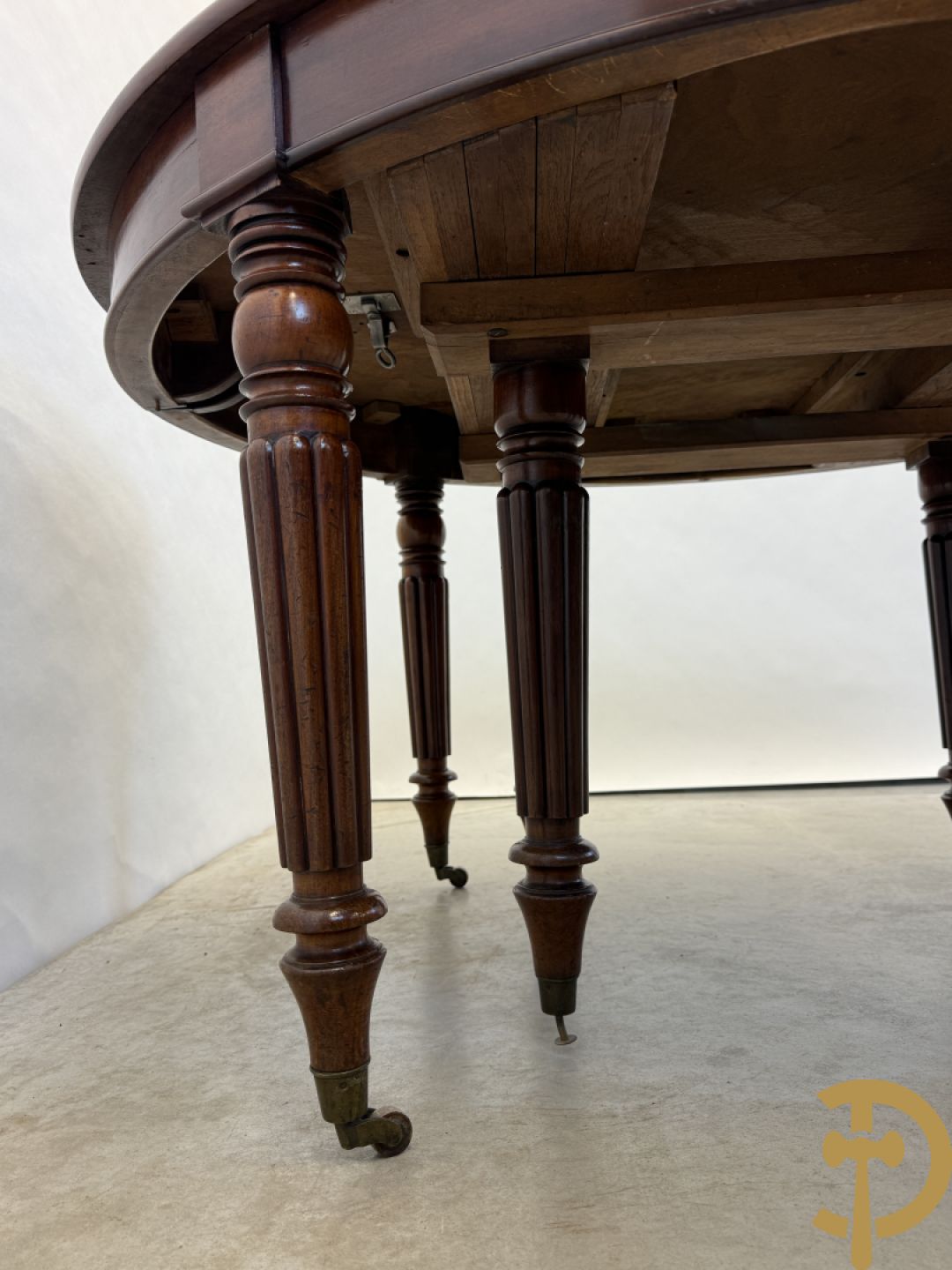 Mahoniehouten uittrekbare coulissetafel op 8 poten (met extra verlengstuk)