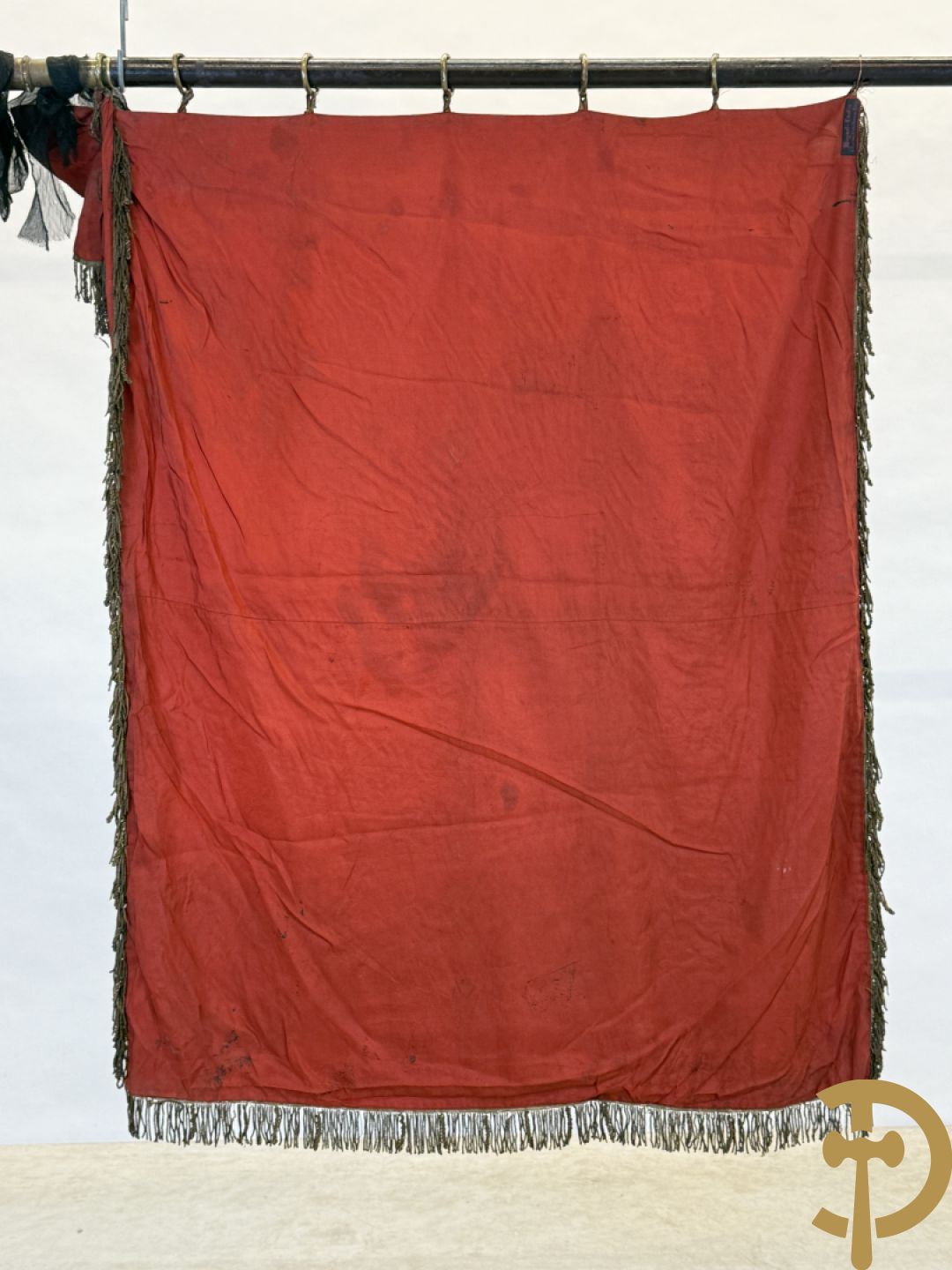 Franse vaandel met gouden gesculpteerde helm bezet bovenaan, Parti Socialiste S.F.I.O. Comité Jean Jaures Lille, gemerkt Fabriqué de Drapeaux de Societés Insignes Moyart-Castin, 3 Rue des Chats Bossus Lille