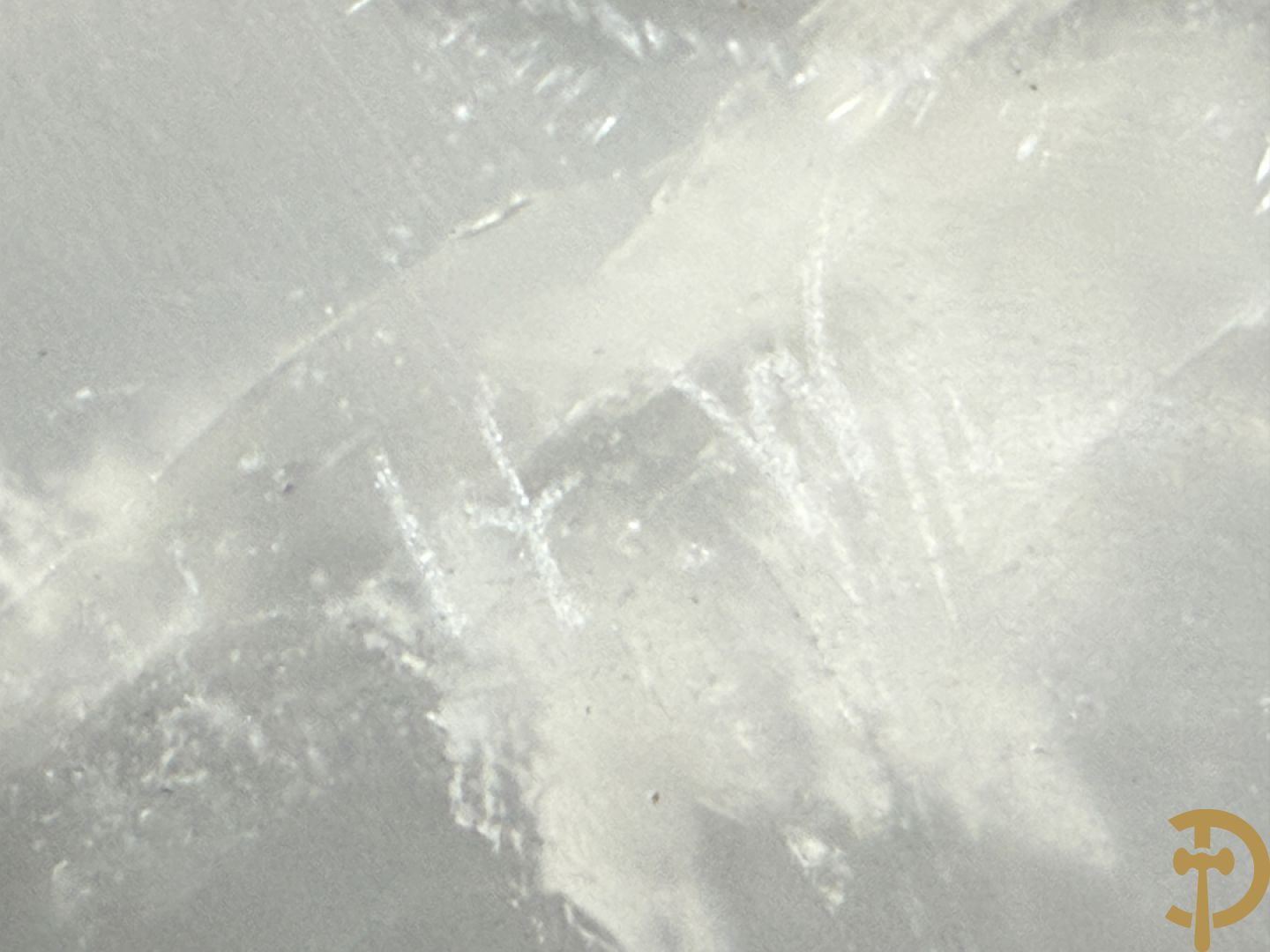 Wolf Helmut (getekend onderaan) Gepolierde schaal/bowl van wit geaderd bergkristal met rechte rand onder getekend WOLF H. (Steinbildhauer, Edelsteingestalter, aus Kirschweiler, Idar-Oberstein),