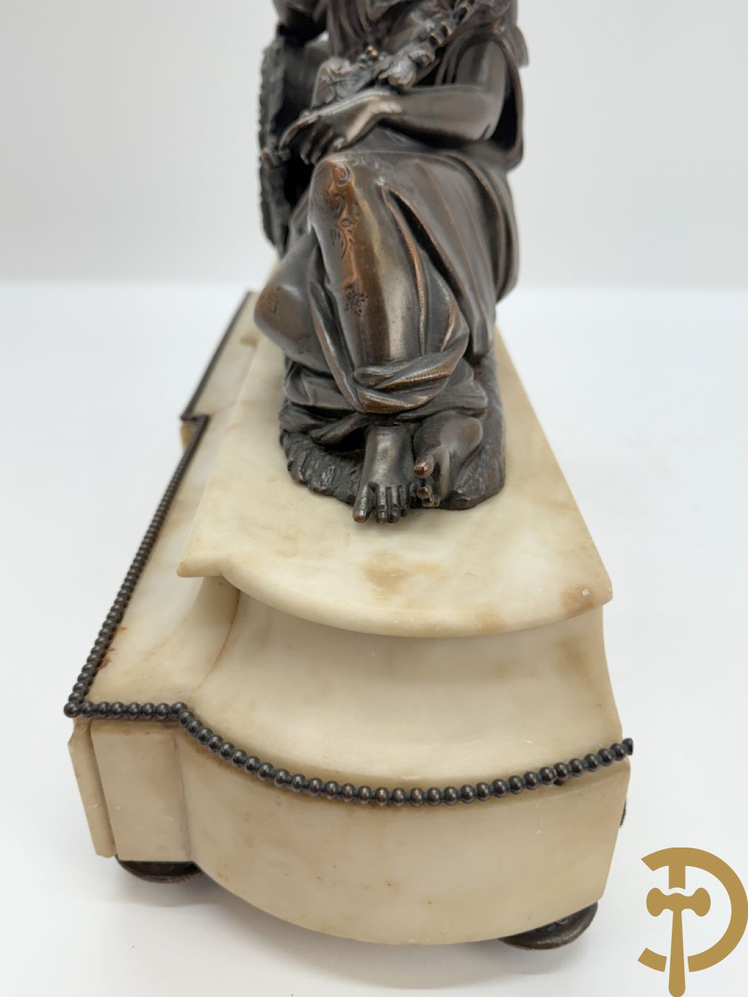 Kunstbronzen pendule liggende dame met beker op marmeren sokkel