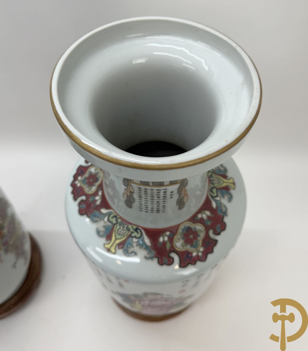 Paar porseleinen Chinese vazen met decor van personages en Chinese tekens, handgekleurd
