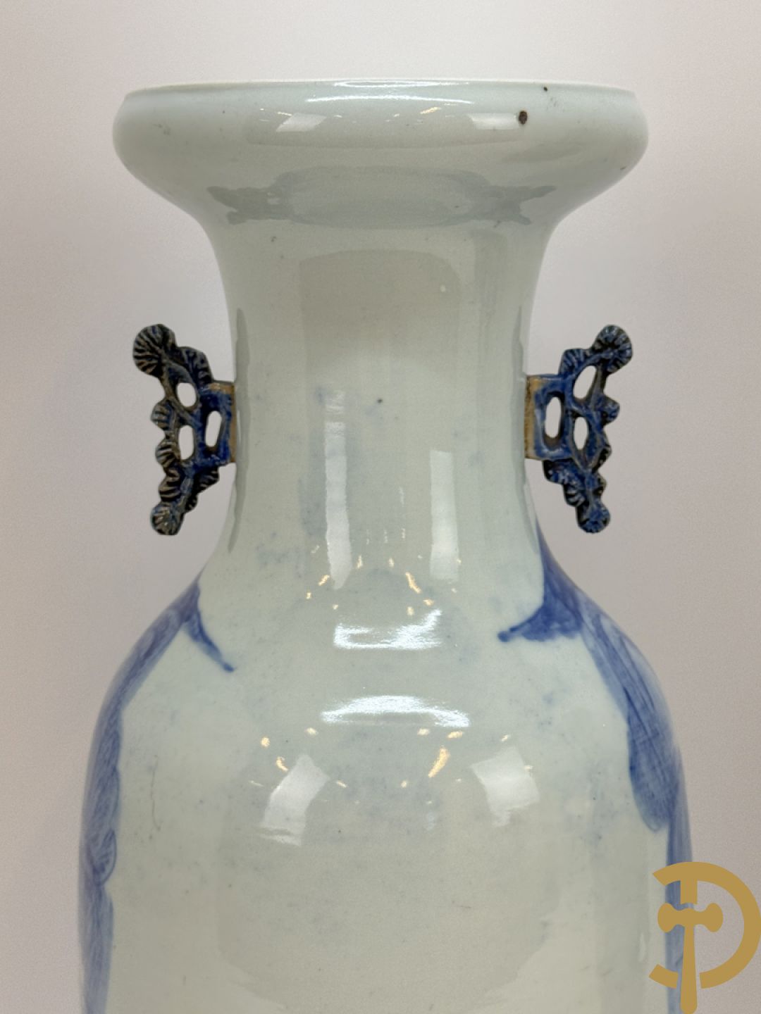 Paar Chinese blauw/wit vazen met geanimeerd huizendecor