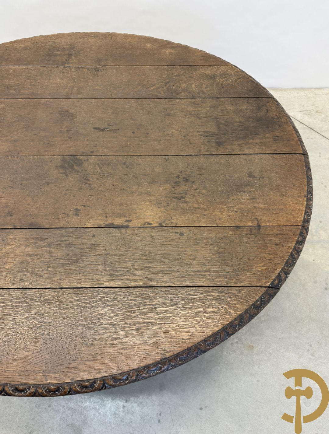 Eiken ovale jachttafel met 4 verschillende dieren + zes stoelen met canage op getorste poten (verschillende modellen)