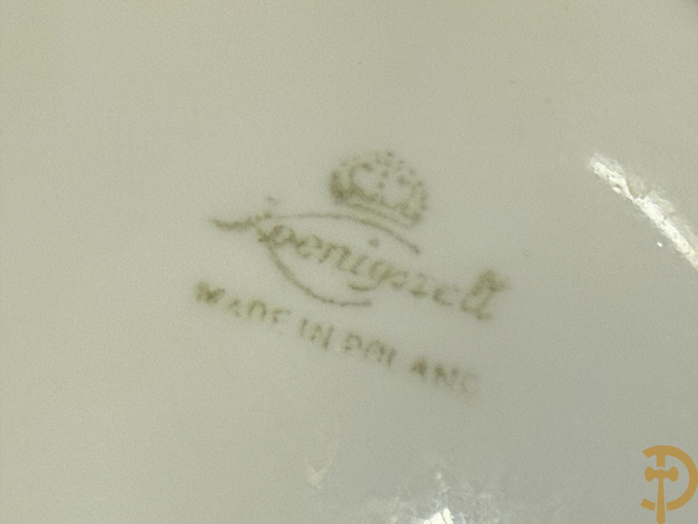 Verguld porseleinen servies met bloemenmotieven