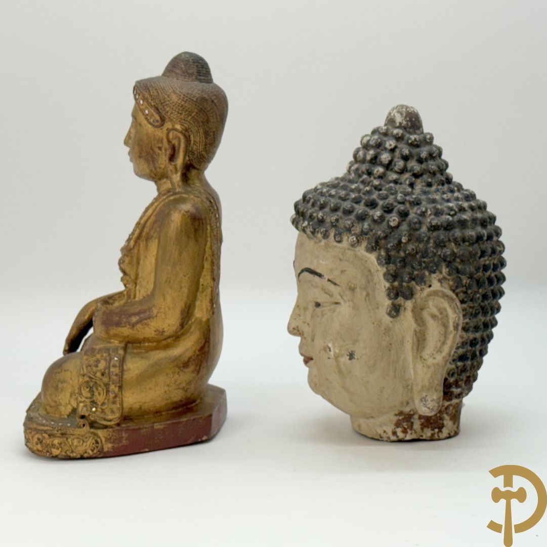 Handbeschilderd ijzeren boedhahoofd + vergulde houtgesculpteerde zittende boedha
