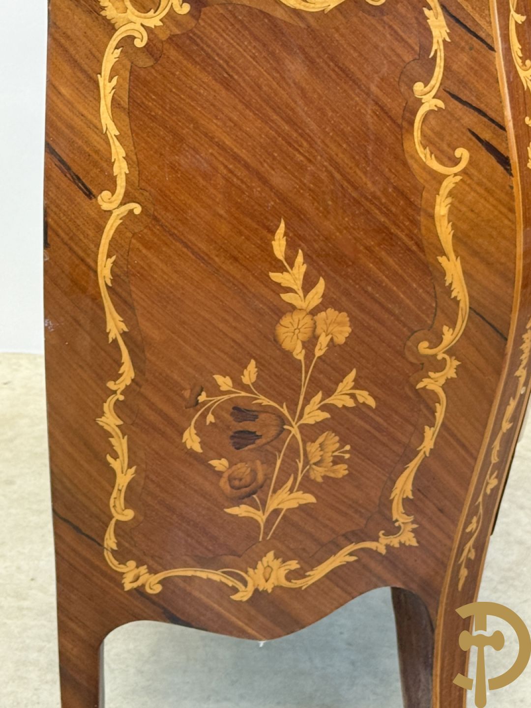 Gegalbeerde notelaren commode met 3 lades en bloemenmarketterie