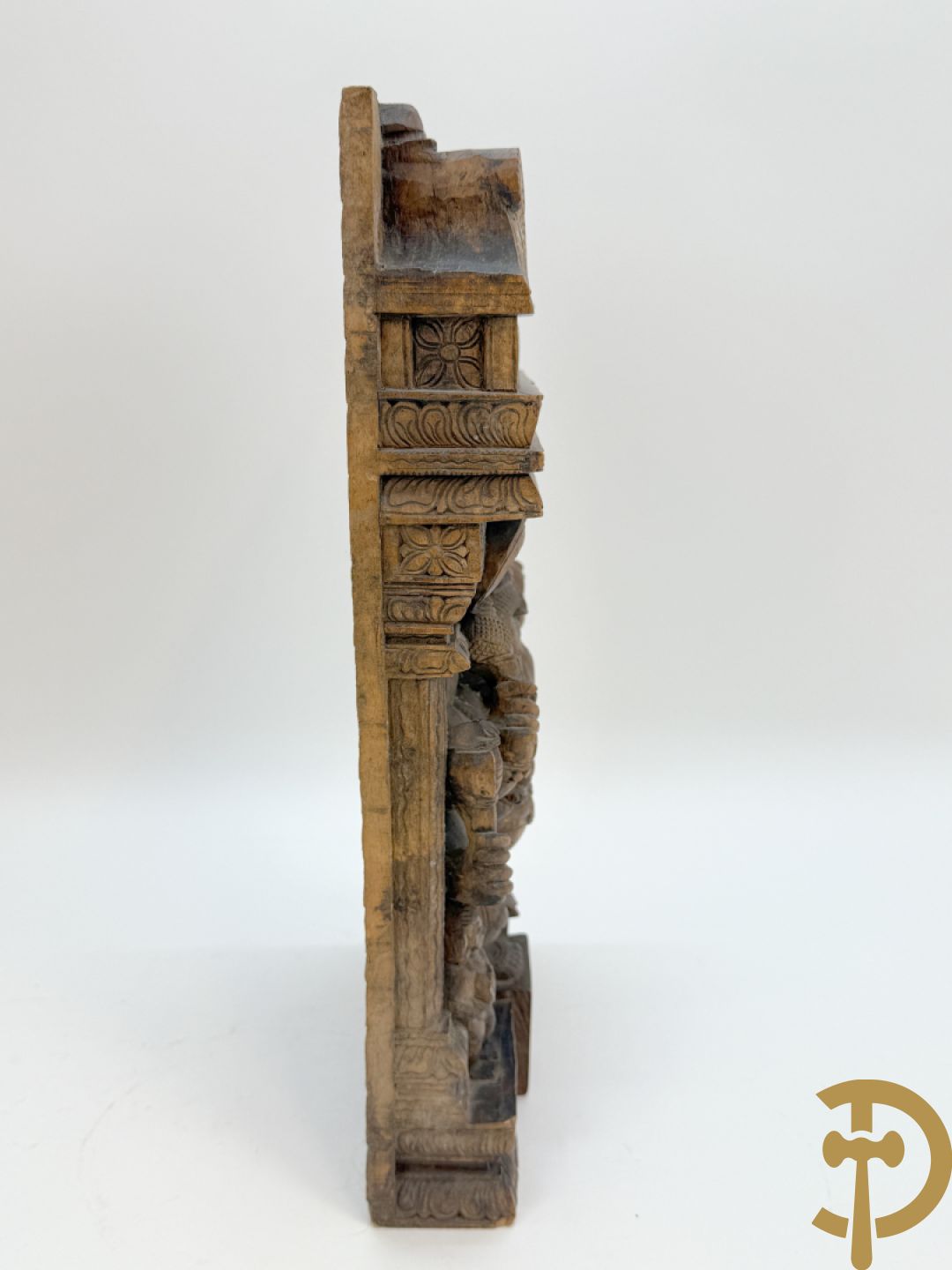 Houtgesculpteerd Aziatisch basrelief van ganesha