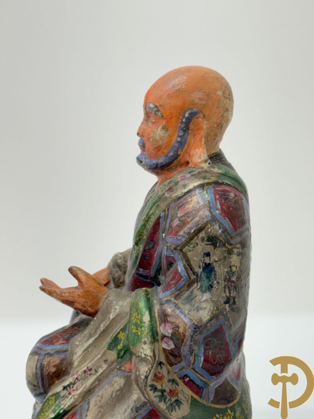 Houtgesculpteerde en gepolychromeerde zittende Aziatische wijsgeer