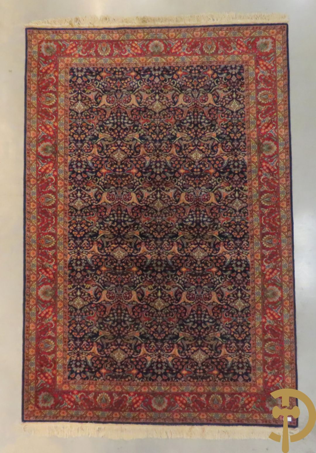 Oosters handgeknoopt tapijt met meanderend geometrisch motief en accanthusranken op blauwe fond