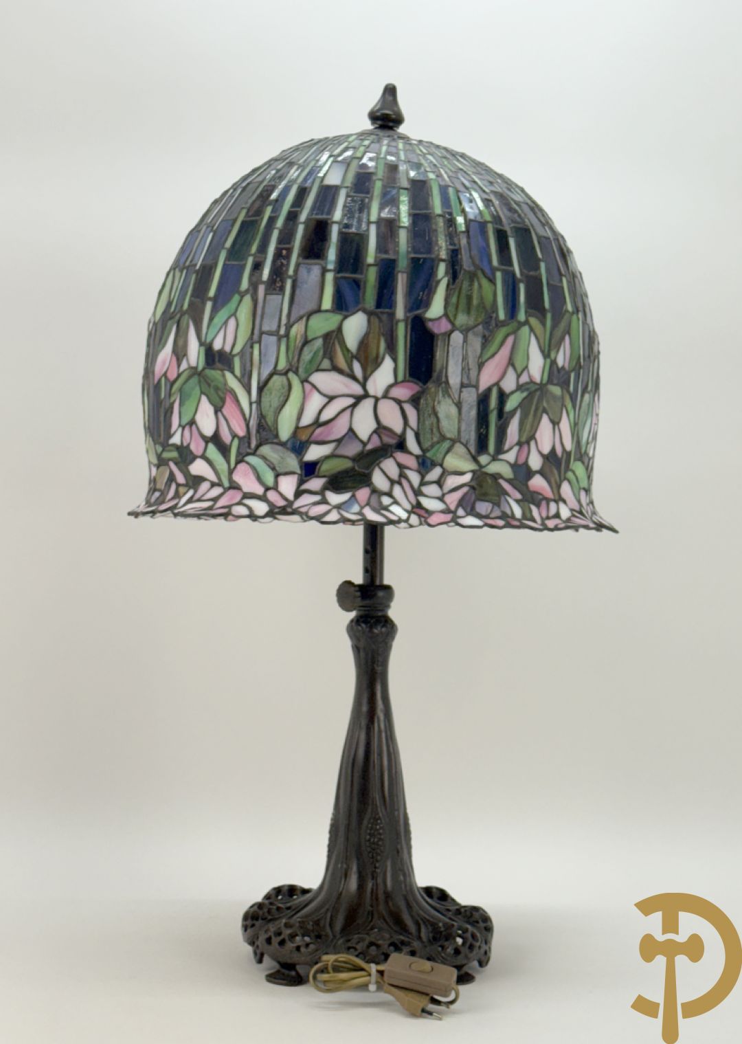 Bronzen tafellampadaire met kap met bloemen, Tiffany stijl