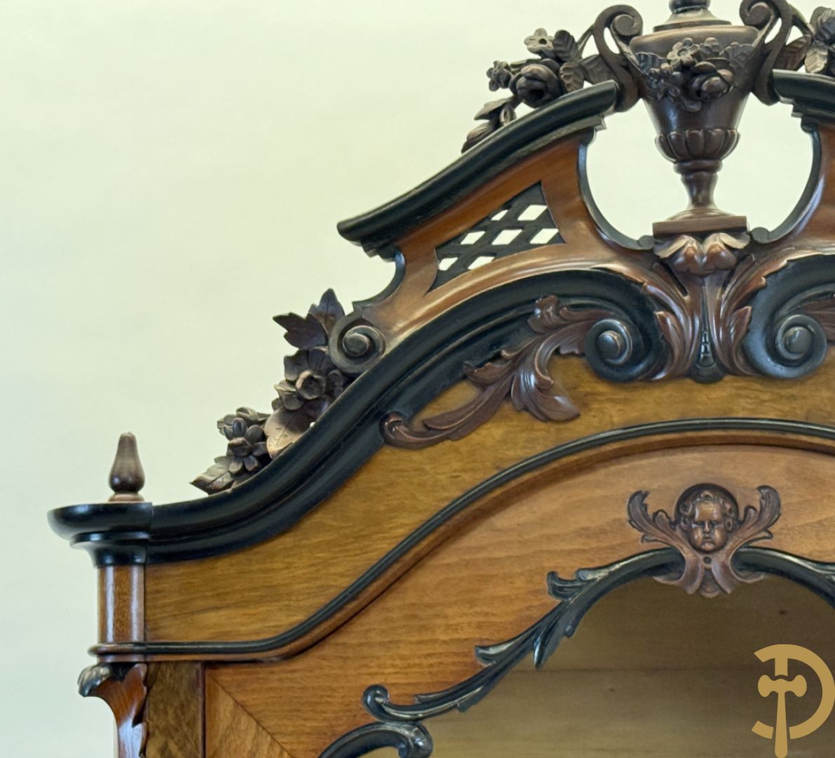 Franse notelaren vitrine met Louis XV motieven en fruitranken, bovenaan bezet met amfoor, 19e