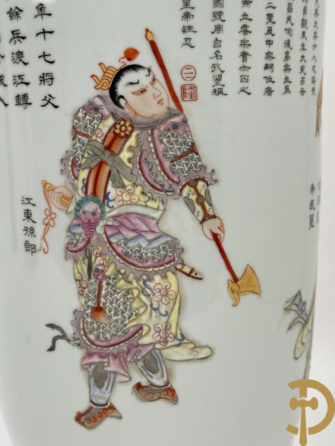 Paar porseleinen Chinese vazen met decor van personages en Chinese tekens, handgekleurd