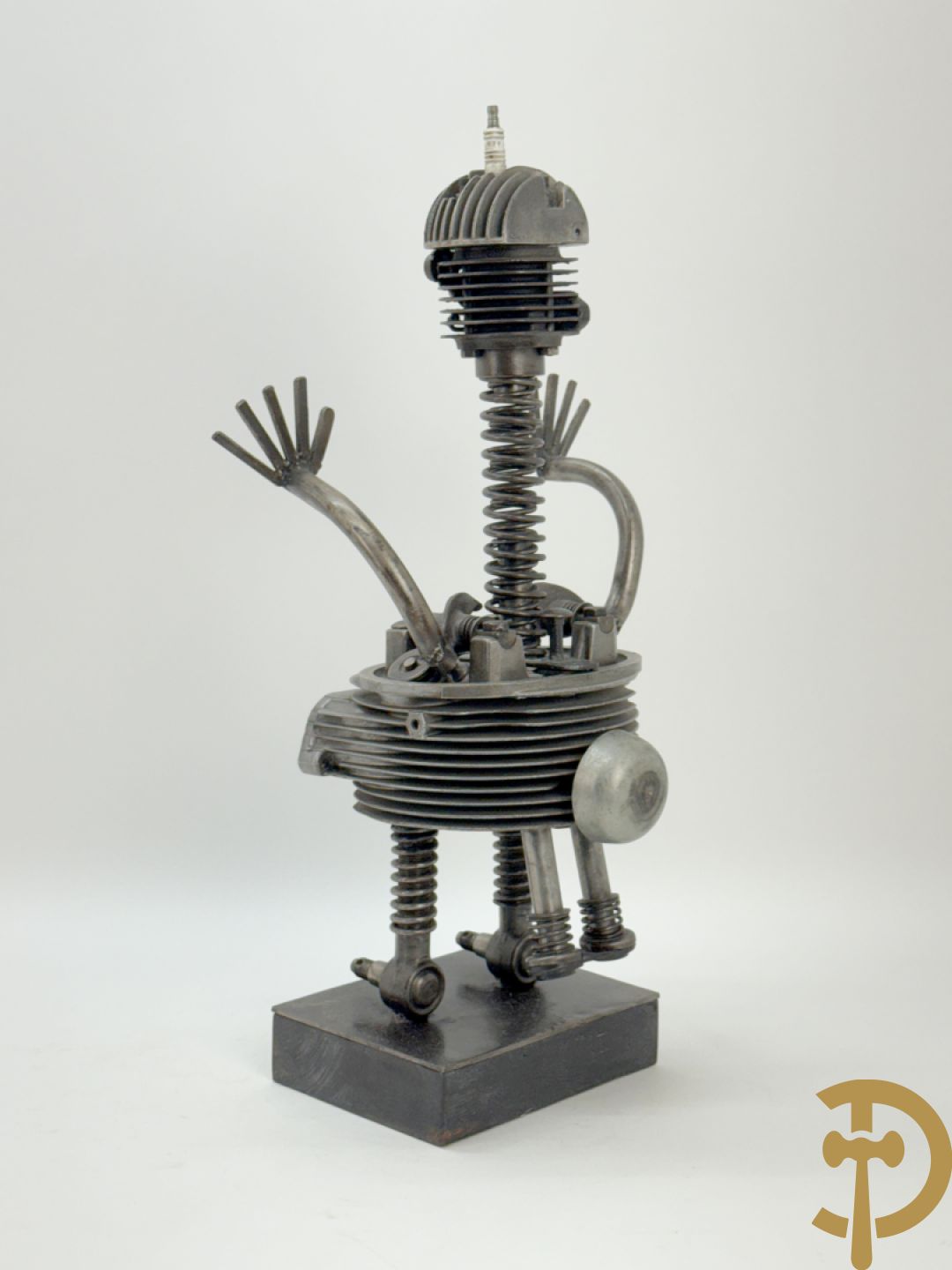 GIELS getekend - Kunstzinnige figuur in ijzerassemblage van motoronderdelen
