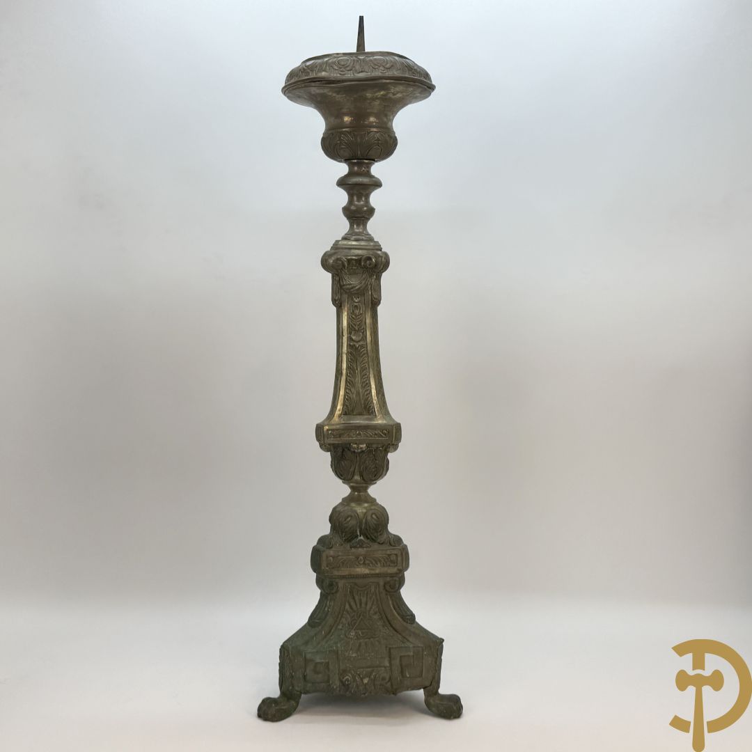 Religieuse kerkkandelaar met afbeeldingen aan de voet