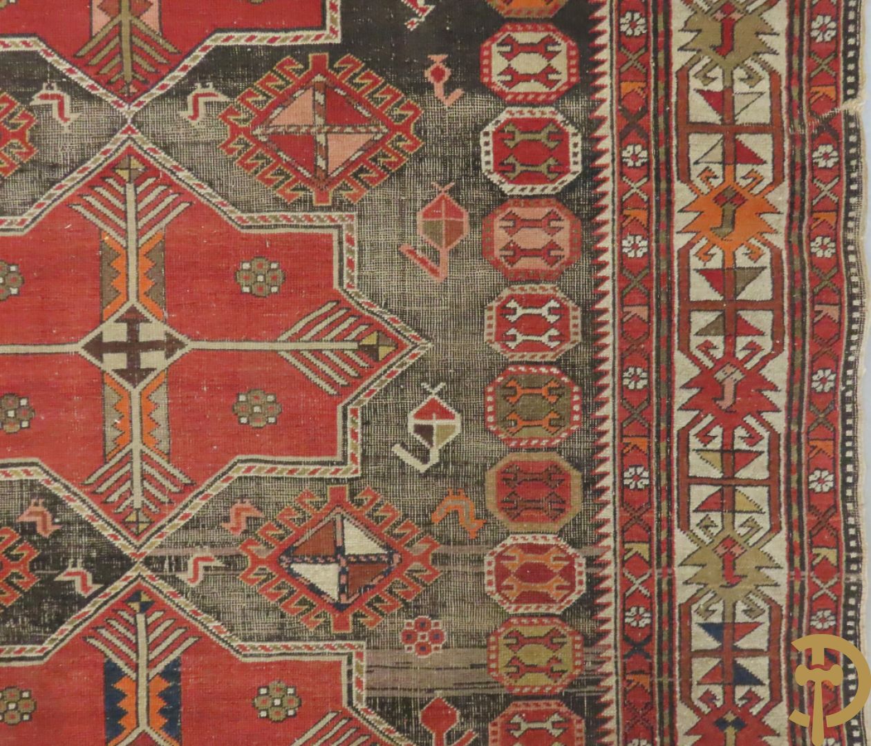 Antiek oosters handgeknoopt Kaukasus tapijt met geometrische patronen