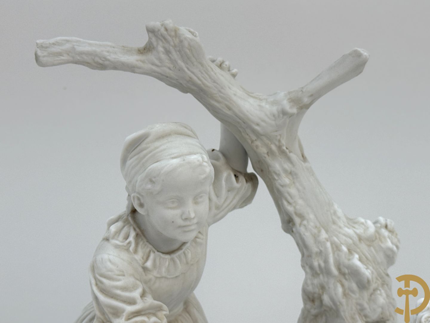 Ongetekend, witte biscuit van jongen en meisje bij boomstronk