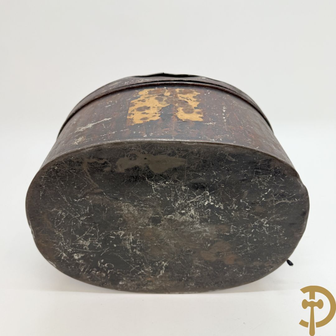 Engelse hoed pitch helm in hoedendoos, Royal Artillerie