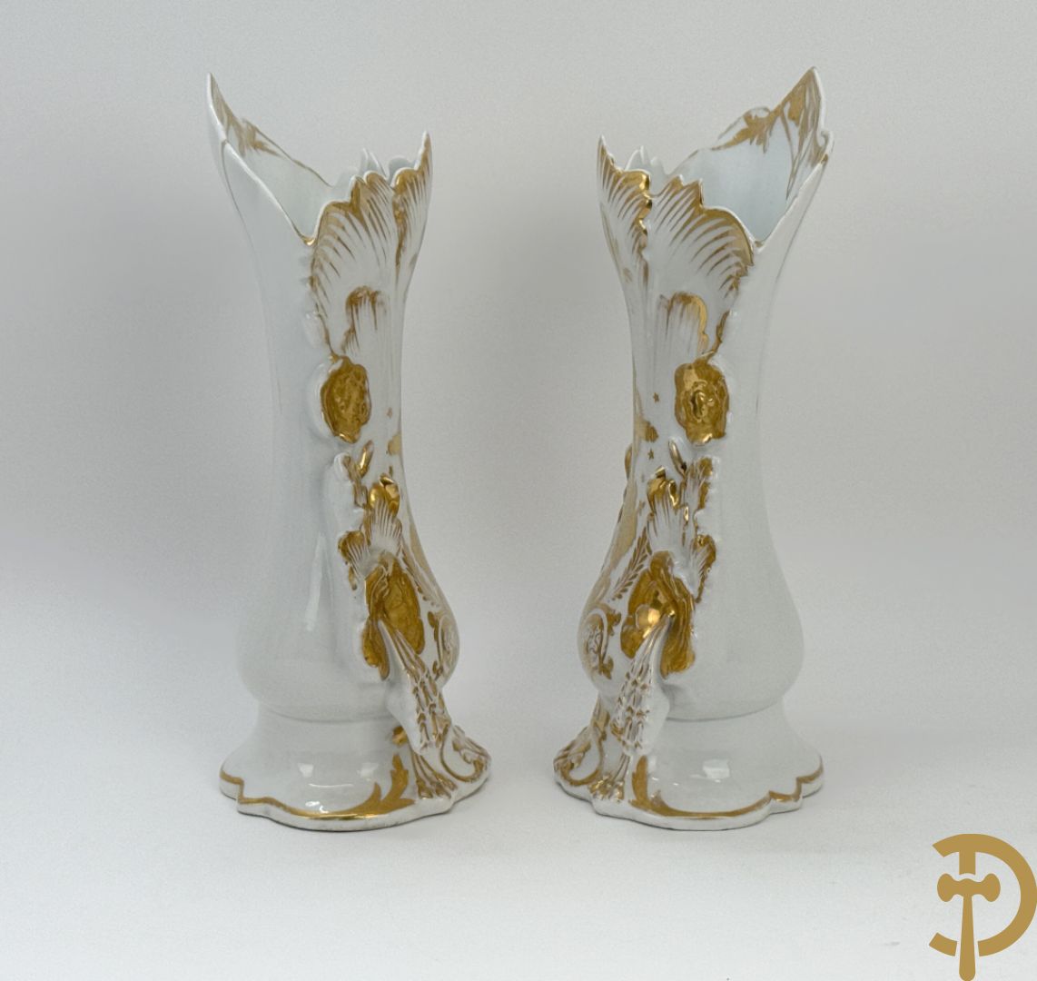 Paar Vieux Bruxelles cornetvazen met religieuse symboliek + grote tas op onderschaal + amfoorvaas