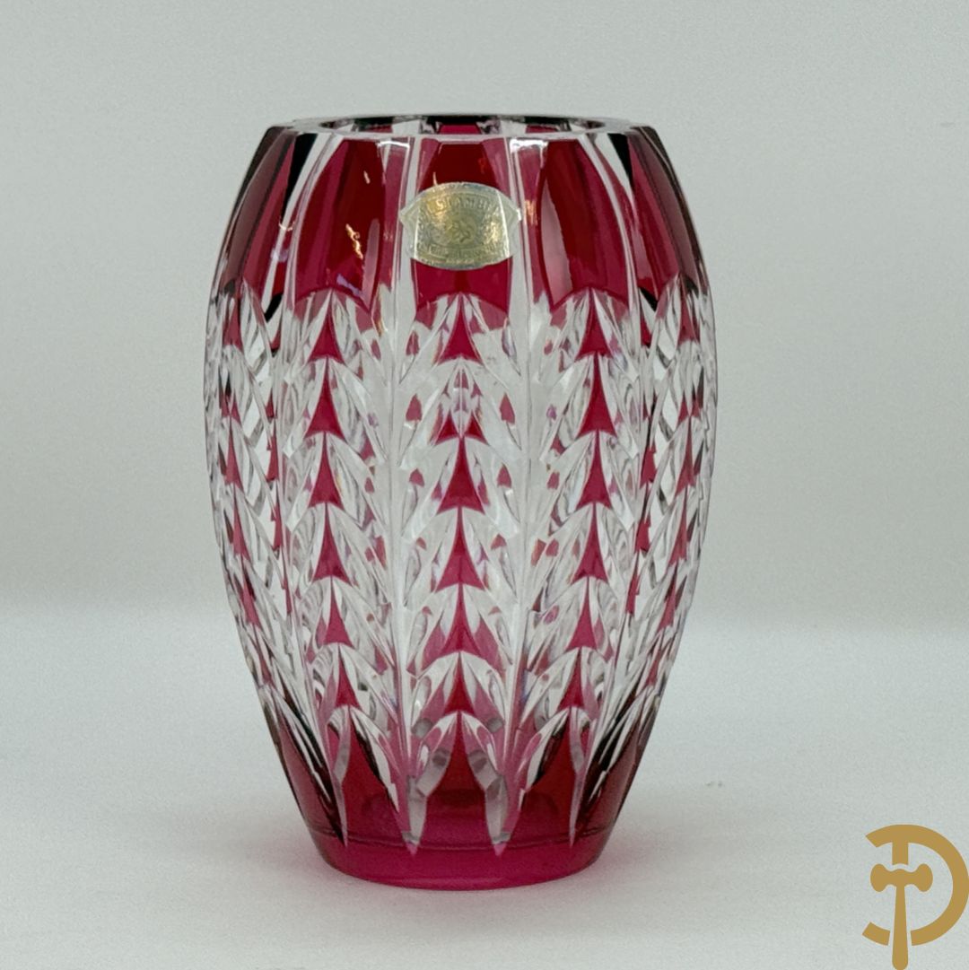 Rood gekleurde handgeslepen Val-Saint-Lambert vaas