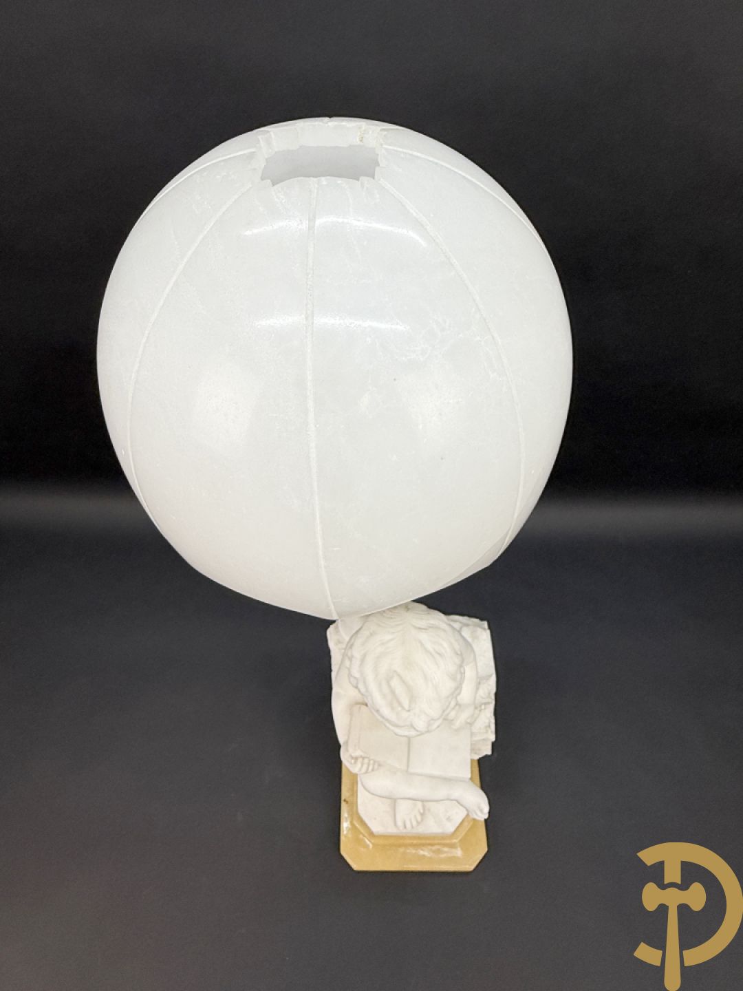 Albast beeld van jongen met boek en lamp