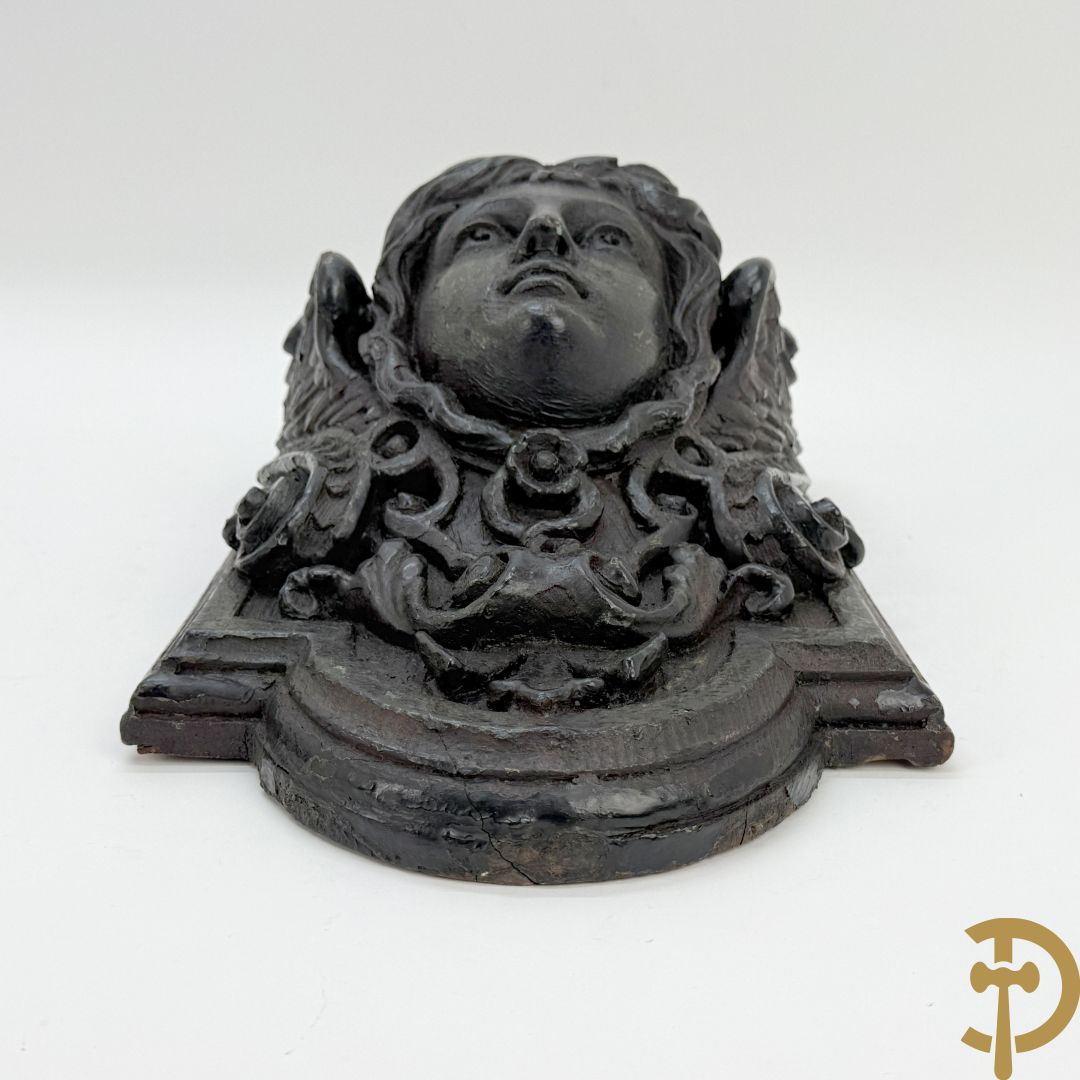 Paar muurhoeksteunen van hout met gesculpteerde hoofden man en vrouw