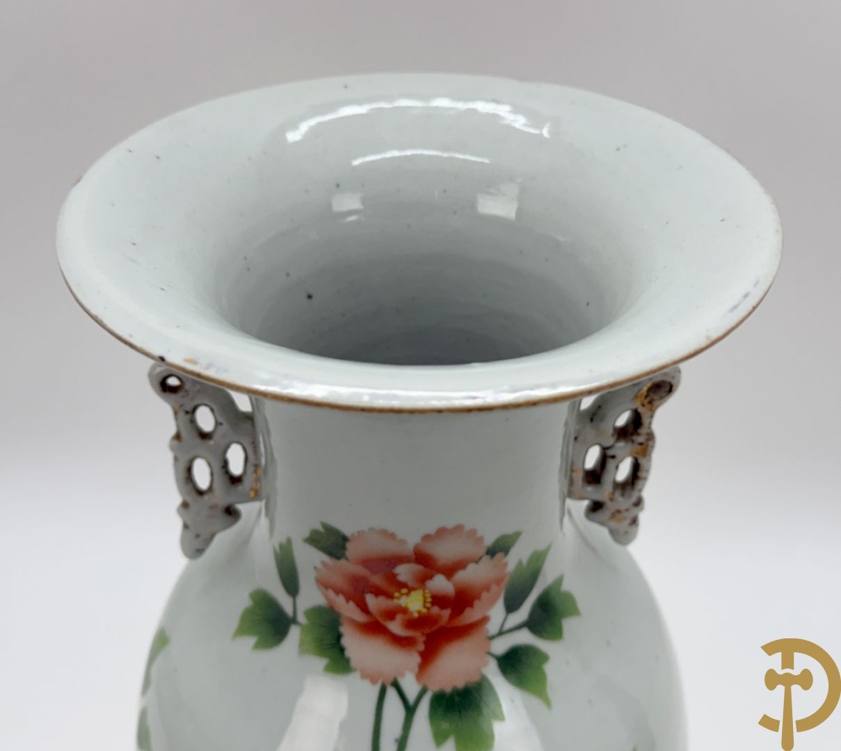 Chinese porseleinen vaas met decor van takken en vogels + Chinese porseleinen vaas met bloemendecor