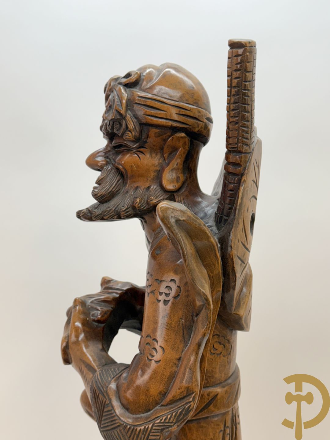 Aziatische houtsculptuur Guanying met 2 oosterse figuren + Oosterse man met baard