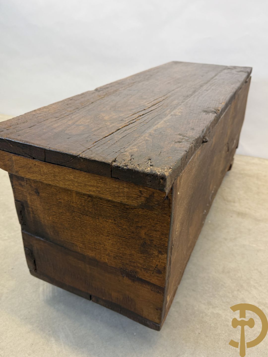 Spaanse rustieke koffer met ijzersmeedwerk en gotische ornamenten